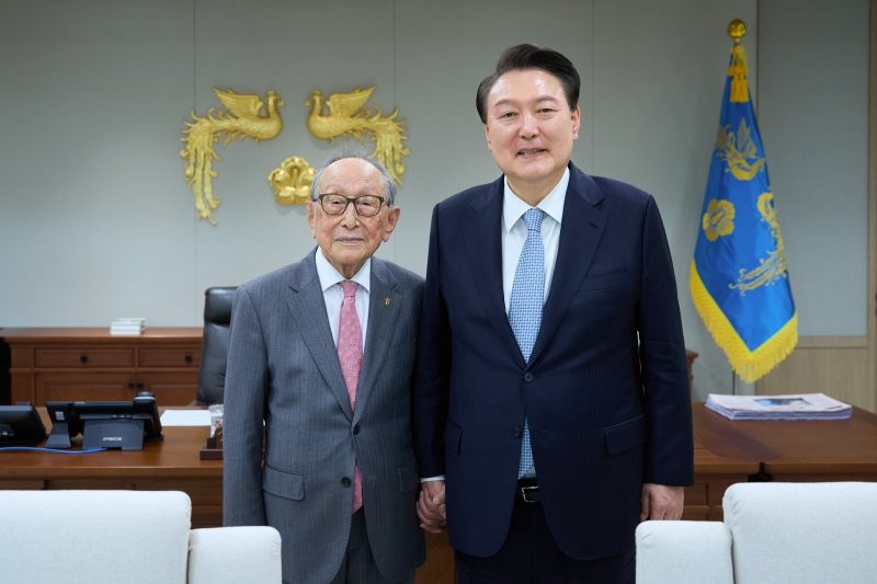 “文실정 고쳤으니 총선 후 민주주의 실현”..尹, <b>김형석</b> 교수와 오찬