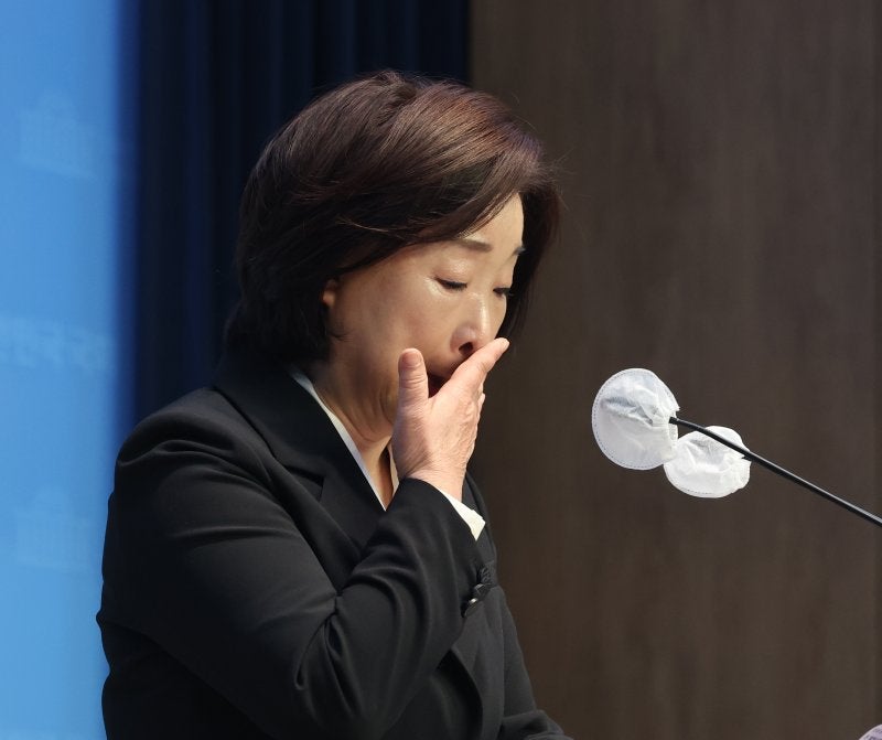 눈물 흘린 <b>심상정</b>, 정계은퇴 선언…"대한민국 조금이나마 진보됐다 믿어"[202...