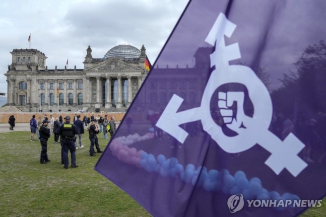 12일(현지시간) 독일 베를린 의회 앞에서 열린 성별등록 자기결정법 통과 촉구 집회/사진=연합뉴스