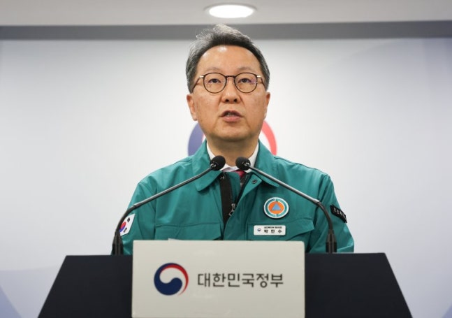 Park Min-soo, the first chief coordinator of the Central Disaster and Safety Countermeasures Headquarters (Vice Minister of Health and Welfare), is holding a briefing of the Doctor Group Action Central Accident Response Headquarters at the Government Seoul Office in Jongno-gu, Seoul on the 10th. News1