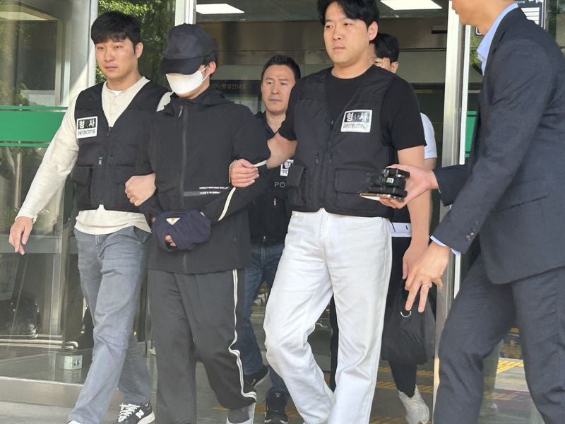 '여친 살해' <b>의대생</b>, 검찰<b>송치</b>…묵묵부답