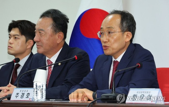 Choo Kyung-ho, floor leader of the People's Power Party, speaking (Seoul=Yonhap News) Reporter Han Jong-chan = Choo Kyung-ho, floor leader of the People's Power Party, speaks at an emergency committee meeting held at the People's Power Party office in Yeouido, Seoul on the afternoon of the 13th. 2024.5.13 saba@yna.co.k