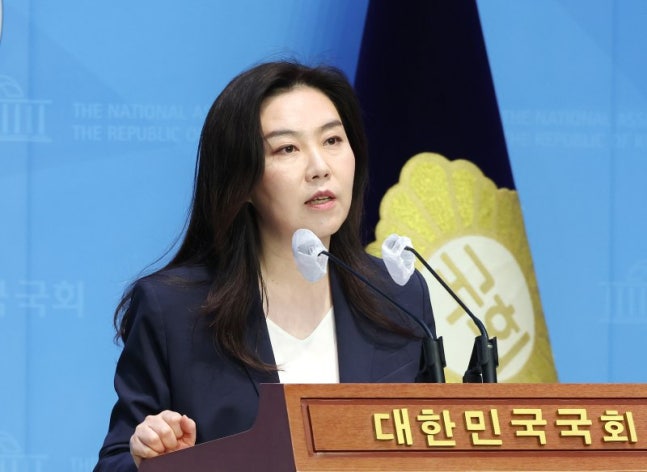 Kang Yu-jeong, the spokesperson for the Democratic Party, is giving a briefing at the National Assembly's Communication Office in Yeouido, Seoul on the morning of the 12th, regarding the 'Lee Sun-kyun Prevention Act' and President Yoon Seok-yeol's 'Seaweed in front of Soju' remark. Yonhap News