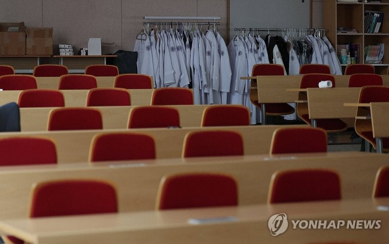 <b>교육부</b>, 두달만에 <b>의대생</b>에 <b>대화</b> 제안…이번엔 성사될까?