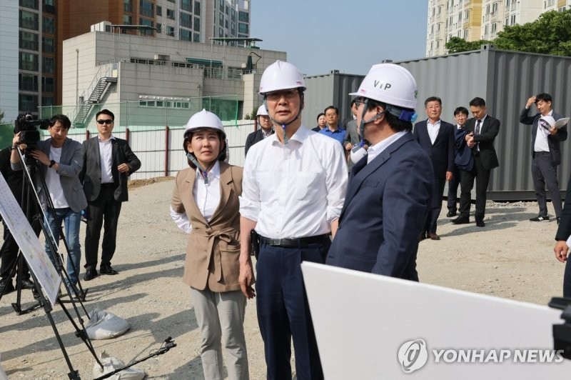 한 <b>총리</b>, <b>흑석</b>재정비촉진구역 찾아..."원도심에 충분한 주택 공급"
