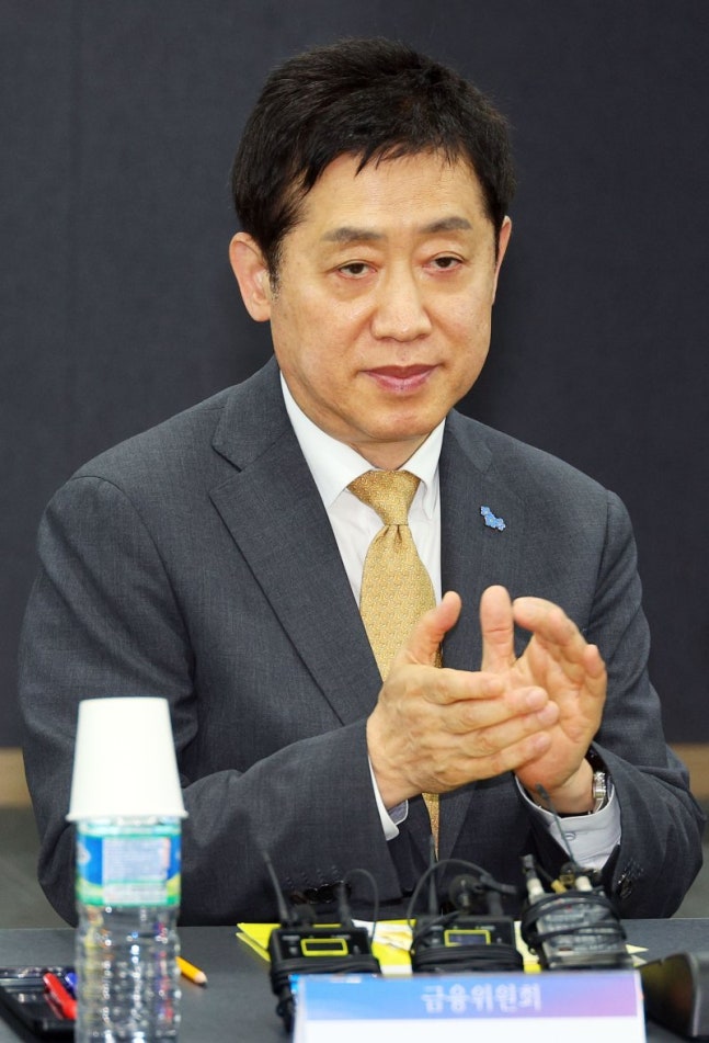 Kim Ju-hyun, applauding Financial Services Chairman. Yonhap News