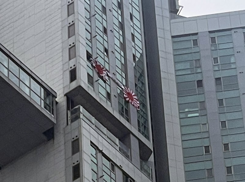 부산 한 <b>아파트</b>서 <b>현충일</b>에 <b>욱일기</b> 게양…"제재 수단 없어"