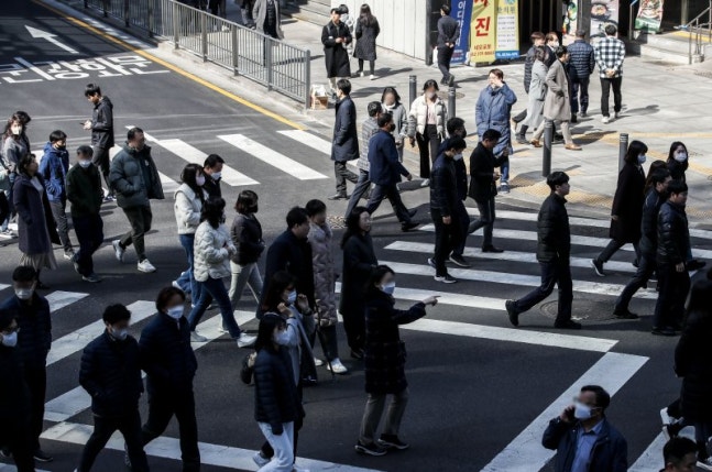 [Seoul=Newsis] Reporter Jung Byung-hyuk = Office workers are moving in front of Seoul City Hall. jhope@newsis.com /Photo=newsis