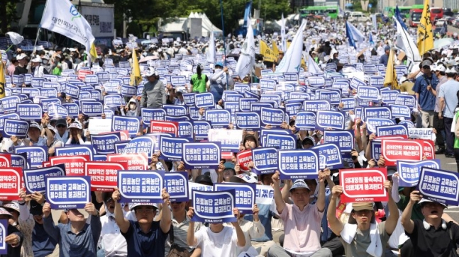 參與者在18日下午在Yeoui -Daero，Yeongdeungpo -Gu舉行的國家醫生代表大會上大喊標語。從今天起，韓國醫學協會（委員會）領導了一些開幕式和醫學教授。Yonhap新聞