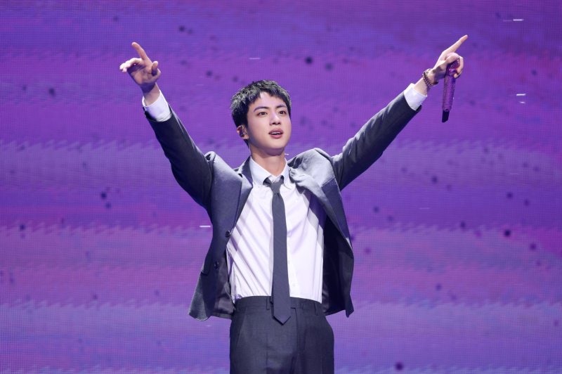 "OMG!" <b>방탄소년단</b> 진, 파리올림픽 <b>성화 봉송</b>