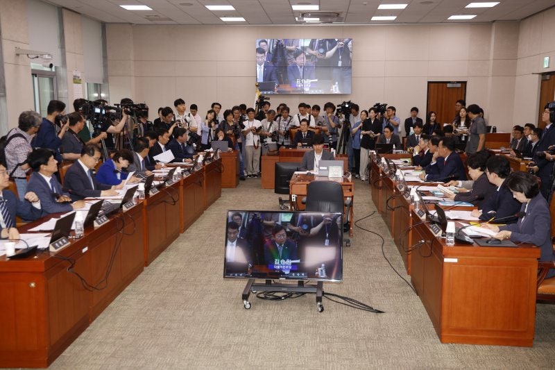 <b>법사위</b>, 尹 <b>탄핵</b> 청문회 김건희·최은순 <b>증인</b> 채택…與 표결 불참