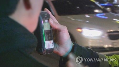 음주운전하다 <b>전복</b>사고 낸 40대 유명 <b>개그맨</b>…"2004년 데뷔, '웃찾사'서 활동...
