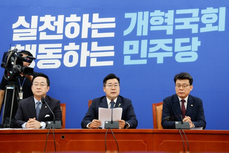 박찬대 "<b>명품백 반환</b> 깜빡? 꼬리자르기 시도..金여사 직접 해명해야"