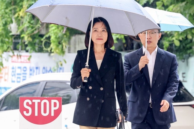 On the morning of the 8th, nominee Lee Jin-suk, a candidate for the Broadcasting and Communications Commission, is heading to the preparation office for the confirmation hearing in an office building in Gwacheon, Gyeonggi-do. News1