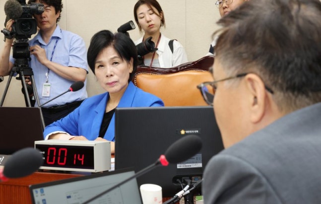 On the 16th at the National Assembly, the full meeting of the National Assembly's Science, ICT, Broadcasting and Communications Committee is being held where a confirmation hearing plan for the nominee for Broadcasting and Communications Commission chairman Lee Jin-suk, and a bill on broadcasting law revision are being presented. Democratic Party member Choi Min-hee (left) is listening to the remarks of People Power Party's chief of staff Cho Hyung-du. Yonhap News