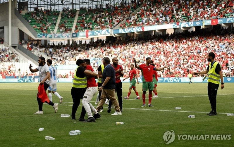 파리올림픽 시작부터 난장판…<b>축구</b> <b>2시간</b> 중단되고 관중 난입‧물병 투척 난리