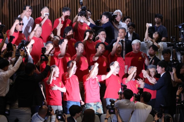 At the plenary session held at the National Assembly in Yeouido, Seoul on the 25th, reserve members of the Marine Corps shouted slogans and protested as the 'Chae Sangbyn Special Prosecutor Act' re-vote proposal was rejected. Yonhap News