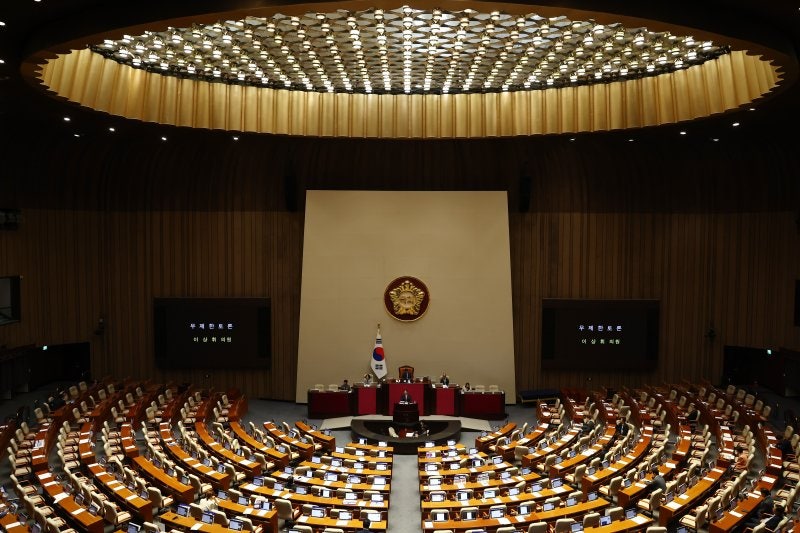 국회, <b>방통위법</b> 野 주도로 <b>본회의 통과</b>...與 필리버스터 강제 종료
