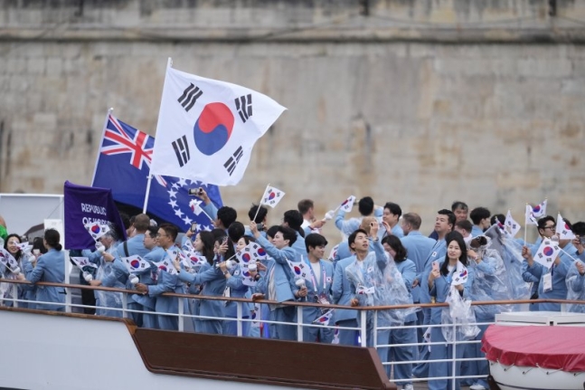 2024 파리 올림픽 개회식이 열린 26일(현지시간) 프랑스 파리 센강에서 대한민국 선수단을 태운 보트가 트로카데로 광장을 향해 수상 행진을 하고 있다. 2024.7.27 /AP 연합뉴스