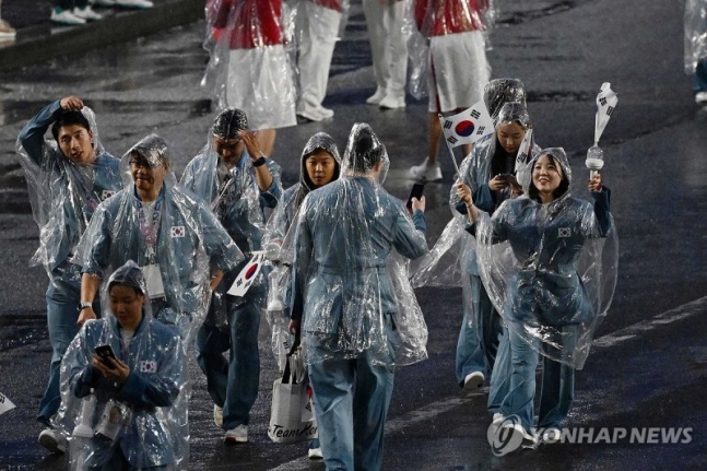 2024 파리올림픽 개회식이 열린 26일(현지시간) 프랑스 파리 센강을 따라 선상행진을 마친 대한민국 선수들이 트로카데로 광장에 설치된 개회식장에 들어서고 있다. / 사진 = 연합뉴스