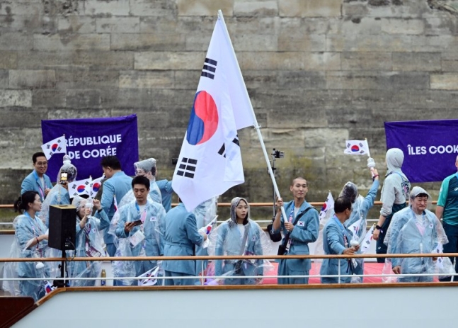 대한민국 올림픽 선수단의 기수 우상혁(오른쪽)과 김서영이 27일(한국시간) 프랑스 파리 센강 일대에서 열린 2024 파리올림픽 개회식에 참석하기 위해 배를 타고 이동하고 있다. / 사진 = 뉴스1