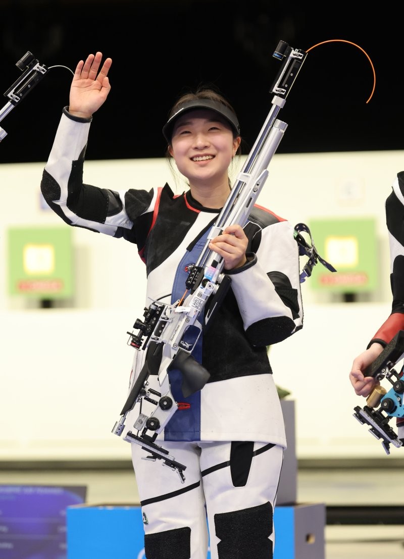 '고교생' <b>반효진</b>, <b>공기</b>소총 <b>10m</b> 충격 金...대한민국 100번째 금메달 나왔다
