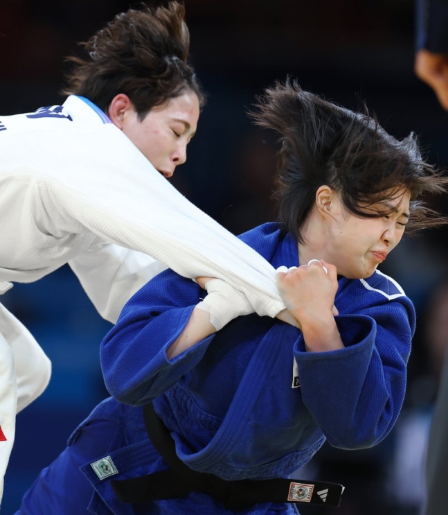 공격 시도하는 허미미 (파리=연합뉴스) 김도훈 기자 = 2024 파리올림픽 유도 여자 57kg급에 출전한 허미미가 29일(현지시간) 프랑스 파리 아레나 샹드마르스에서 열린 결승전에서 캐나다 크리스타 데구치에게 공격을