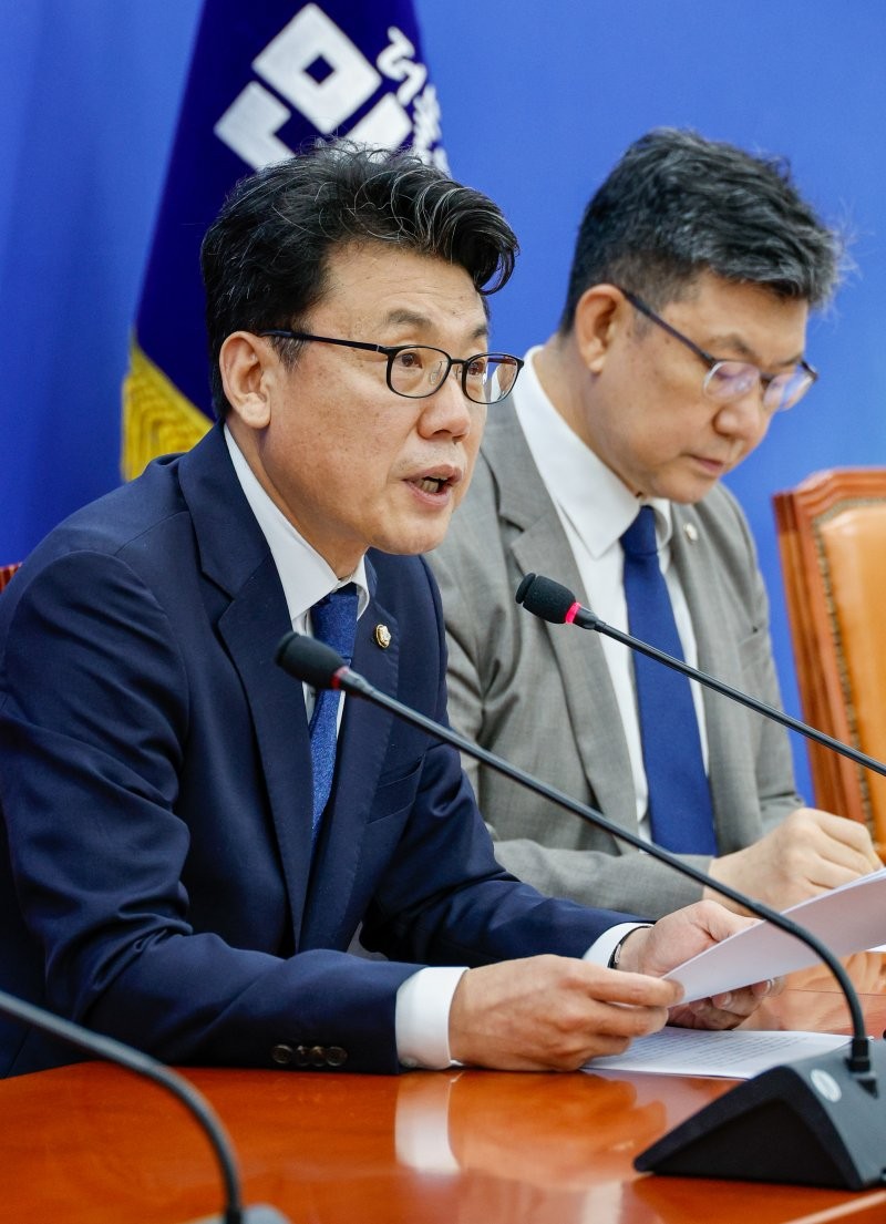 <b>민주</b>, 尹 밸류업에 '코리아 부스터'로 맞불..."기업 지배구조 개혁"