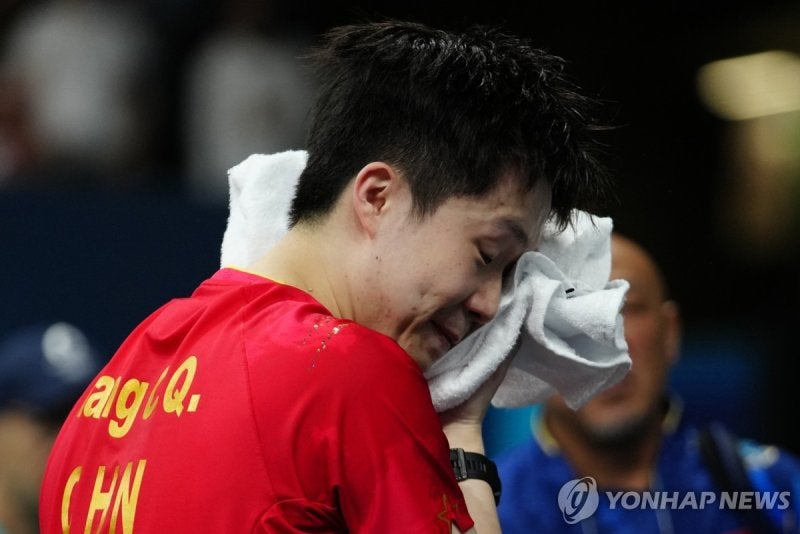 세계랭킹 1위 <b>왕추친</b>, <b>32강</b> 탈락 충격... <b>탁구채</b> 망가지며 멘탈도 무너졌다