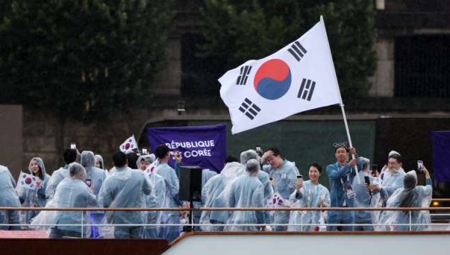 2024 파리 올림픽 개회식이 열린 27일(한국시각) 프랑스 파리 센강에서 대한민국 선수단을 태운 보트가 트로카데로 광장을 향해 수상 행진을 하고 있다. (공동취재) 2024.7.27/뉴스1 ⓒ News1 이동해 기