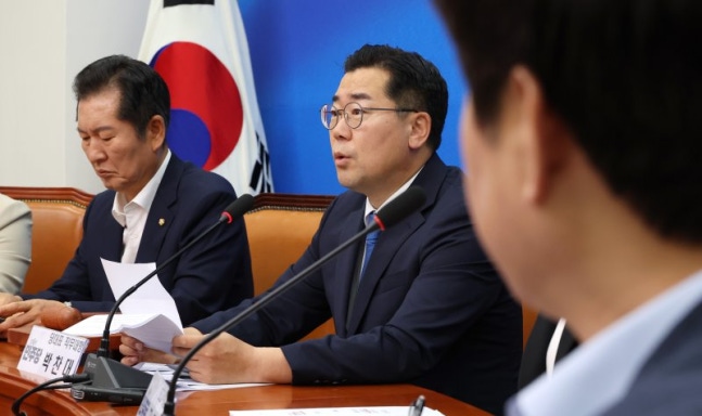 Park Chan-dae, acting president of the Democratic Party of Korea and floor leader (center), is speaking at a meeting of the highest top executives held at the National Assembly on the morning of the 5th.
