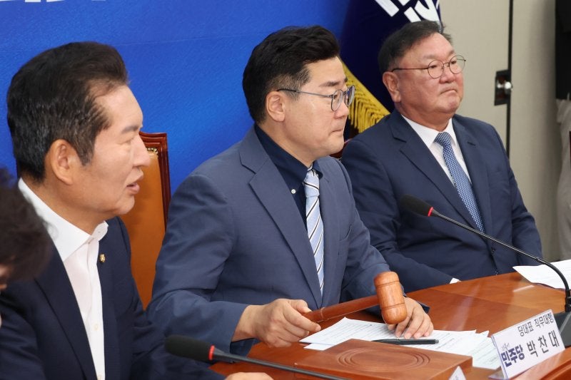 <b>박찬대</b> “여야 영수회담 열자…<b>경제</b> 비상 상황 극복에 힘 모아야”