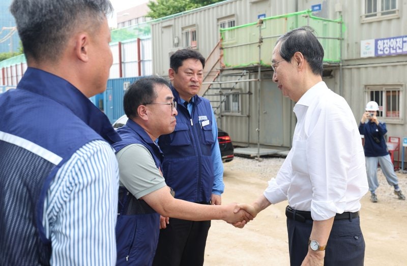 한 <b>총리 건설현장</b> 폭염상황 점검.."2~5시 야외작업 중단, 휴식 필요"