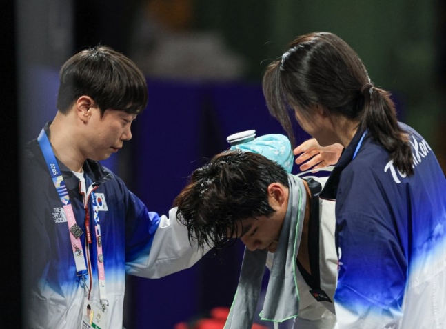 대한민국 태권도 국가대표팀 서건우 선수가 10일 오전(한국시간) 프랑스 파리 그랑 팔레에서 진행된 2024 파리올림픽 태권도 남자 80kg급 동메달 결정전 덴마크의 에디 흐르닉 선수와의 경기를 패배한 후 오혜리 코치