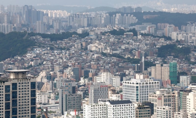 정부는 8일 부동산 관계장관회의를 열고 '주거안정을 위한 주택공급 확대방안'을 발표했다. 사진은 지난 4일 서울 중구 남산에서 바라본 도심 아파트 단지와 빌라촌. 뉴스1