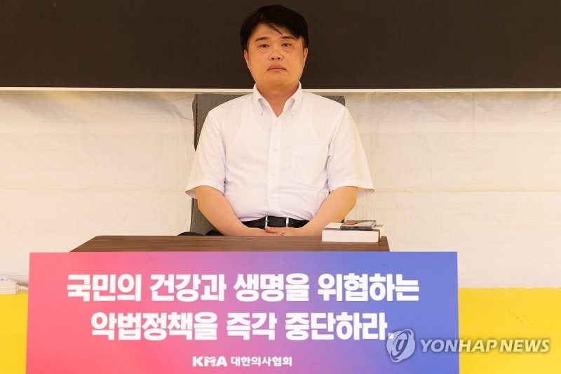 <b>임현택</b> 의협회장 무기한 '단식'.. "정부, 의료대란 끝내라"
