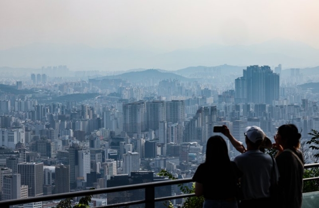 서울 중구 남산에서 서울 시내 아파트와 주택 단지가 보이고 있다. 뉴시스 제공