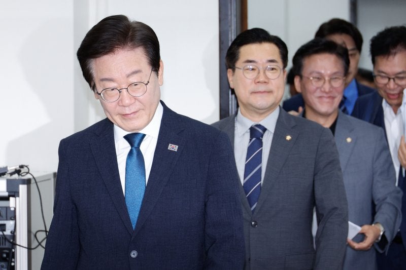 당무 <b>복귀 이재명</b> "지역화폐 개정안 당론 추진"