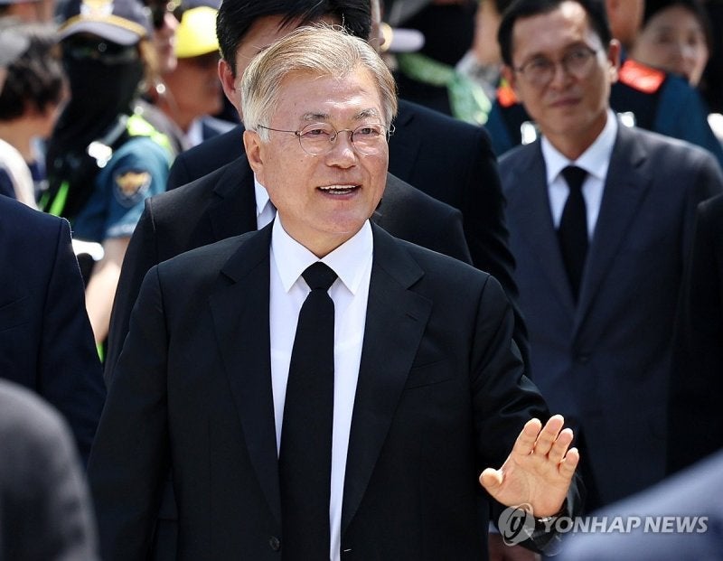 <b>문재인</b> 전 <b>대통령</b> 향하는 <b>검찰</b>, 딸 주거지 압색 영장에 '피의자' 적시
