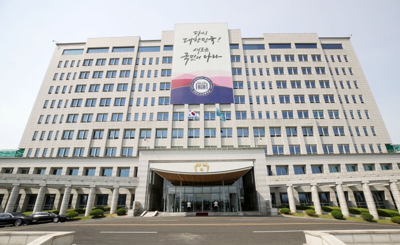 [속보]<b>대통령실</b> "<b>계엄령</b> 선포는 <b>정치공세</b>..방첩역량만 훼손돼"