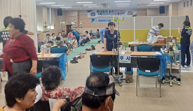 <b>전남 농촌</b> 왕진<b>버스</b> 주민 호응 속 지역 곳곳 누빈다