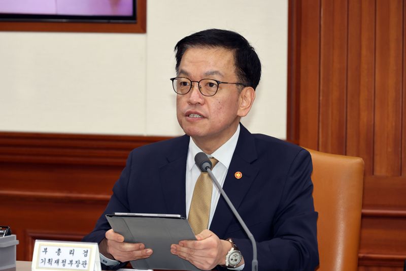 Deputy Prime Minister of Economy and Minister of Strategy and Finance Choi Sang-mok speaking at the External Economic Ministers' Meeting held at the Government Complex in Seoul on the 17th. Photo by Seo Dong-il