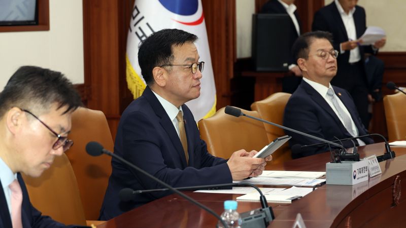 Deputy Prime Minister of Economy and Minister of Strategy and Finance Choi Sang-mok speaking at the External Economic Ministers' Meeting held at the Government Complex in Seoul on the 17th. Photo by Seo Dong-il