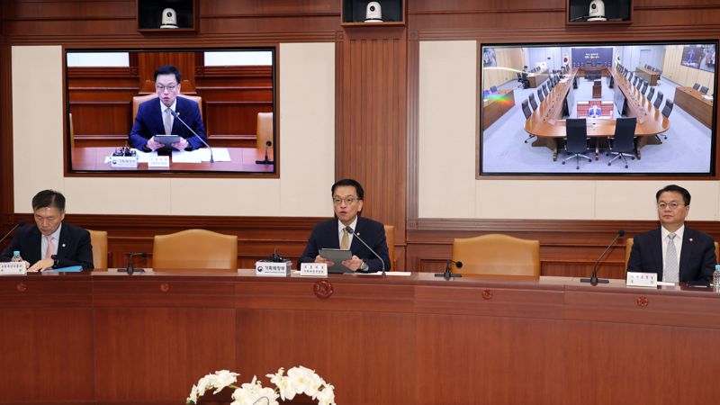 Deputy Prime Minister of Economy and Minister of Strategy and Finance Choi Sang-mok speaking at the External Economic Ministers' Meeting held at the Government Complex in Seoul on the 17th. Photo by Seo Dong-il