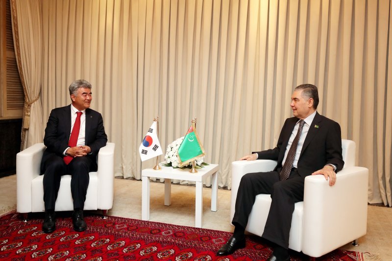 Daewoo E&C Chairman Chung Won-joo meeting with Gurbanguly Berdimuhamedow, the Supreme Leader of Turkmenistan and Chairman of the People's Council, during his visit to Korea in November 2022. Provided by Daewoo E&C.