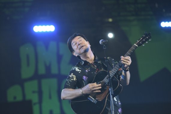 윤수일 '아파트' 122%↑.."<b>로제</b> 신축도 좋지만 구축도 좋네요"