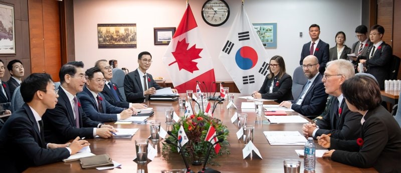 김용현 <b>국방장관</b>, 3000t급 잠수함 도입 추진... <b>캐나다</b>와 방산협력 강화...