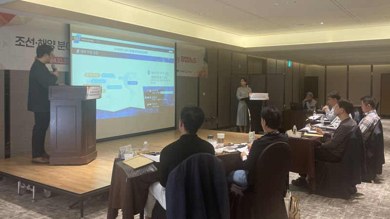 지난달 31일 울산 호텔현대 바이 라한에서 ‘Fall into OPEN INNOVATION’ 행사가 열린 가운데 황대철 조타코 대표(왼쪽)가 조선 3사 관계자들에 IR 피칭을 하고 있다. 연구개발특구진흥재단 부산연구