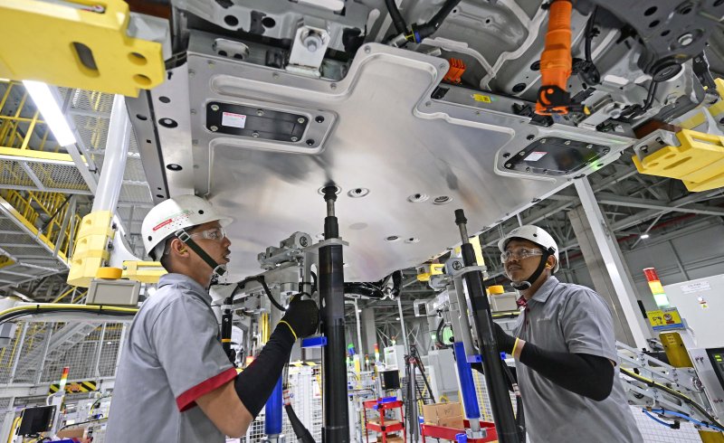 원본보기

현대차 인도네시아 공장에서 직원들이 전기차 모델인 코나 일렉트릭의 배터리를 조립하고 있다. 현대차그룹 제공