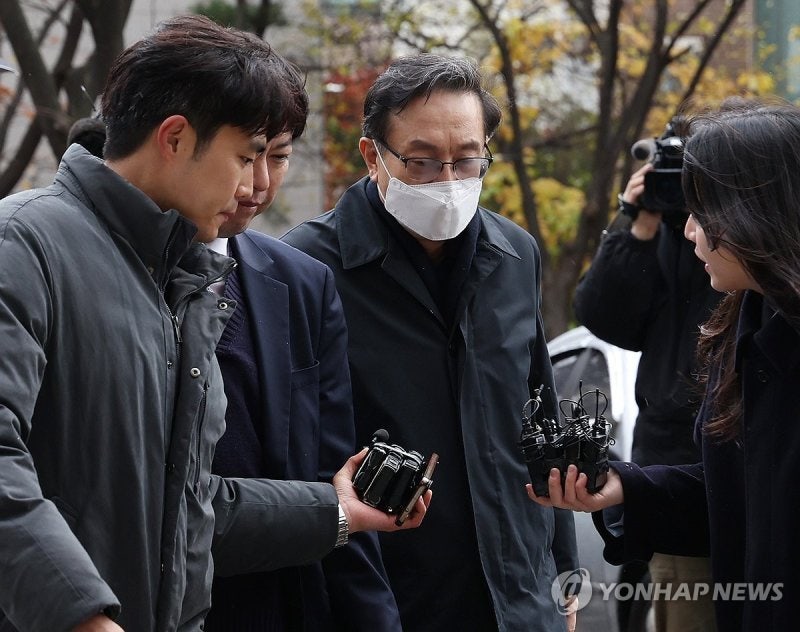'부당대출' <b>손태승</b> 前 <b>우리금융 회장</b> 구속심사 출석…"묵묵부답"